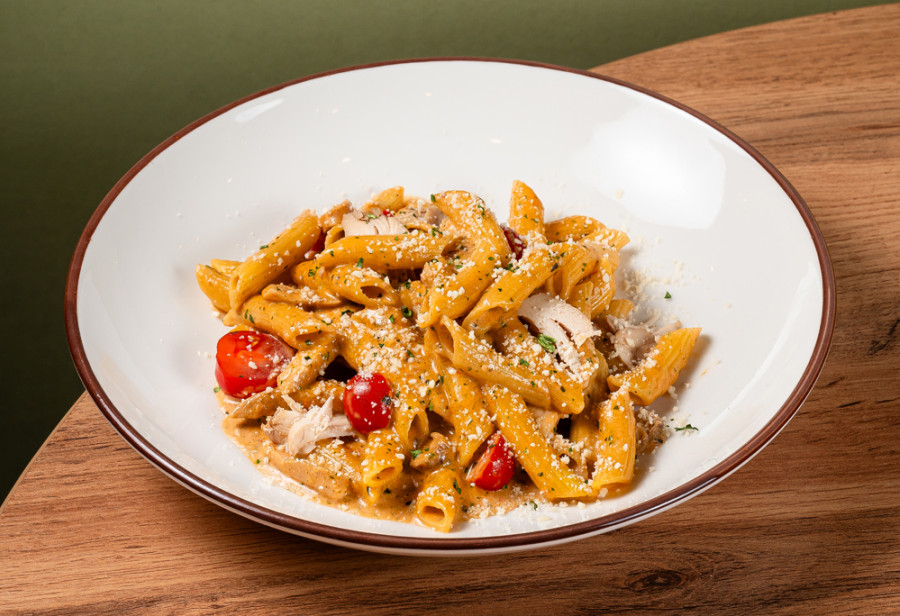 Пенне с цыплёнком и песто