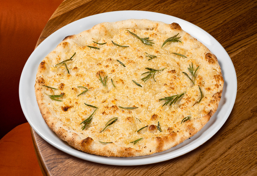 Фокачча с розмарином и пармезаном