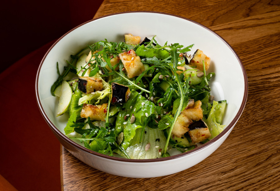 Зеленый салат с баклажанами