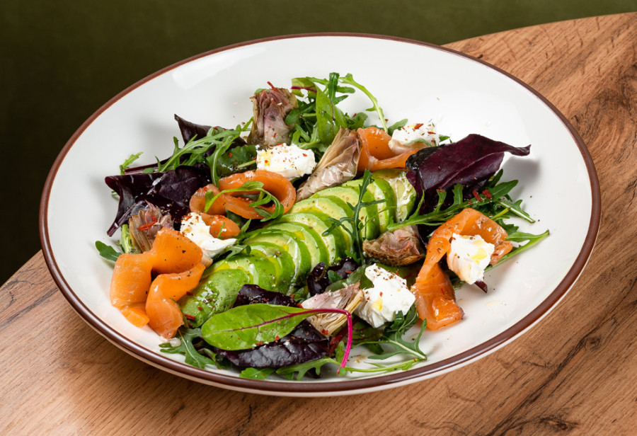 Салат с лососем, авокадо и артишоками