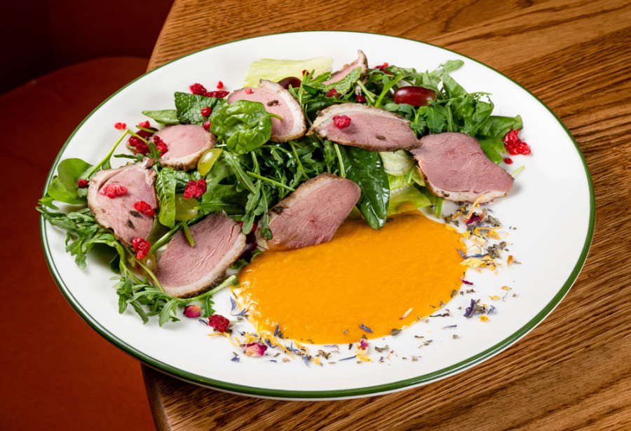 Салат с уткой, виноградом и манговым соусом