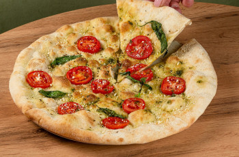 Фокачча с томатами и базиликом