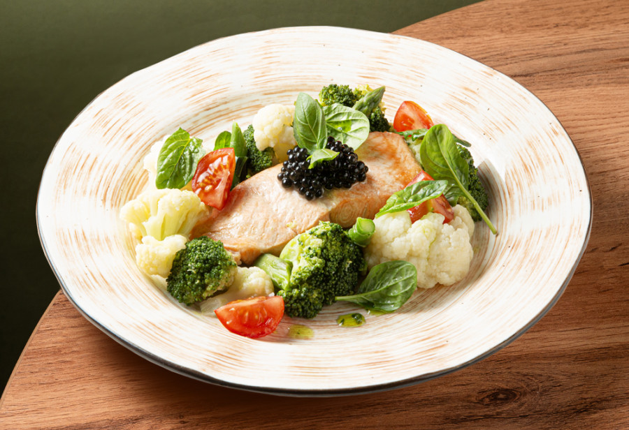 Стейк из лосося с овощами