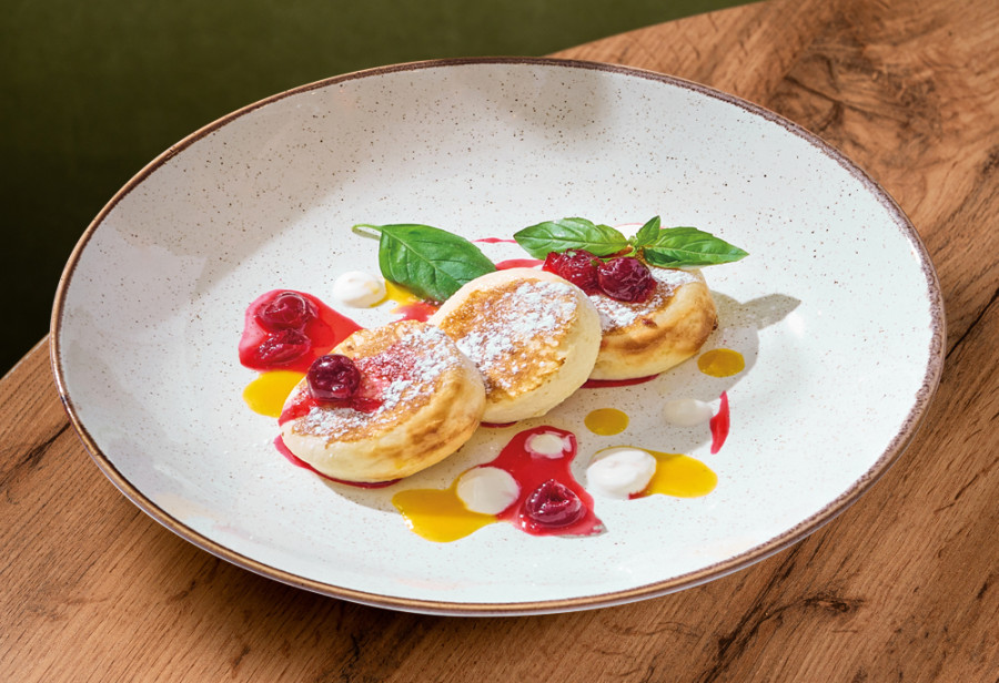 Сырники с вишней и соусом манго