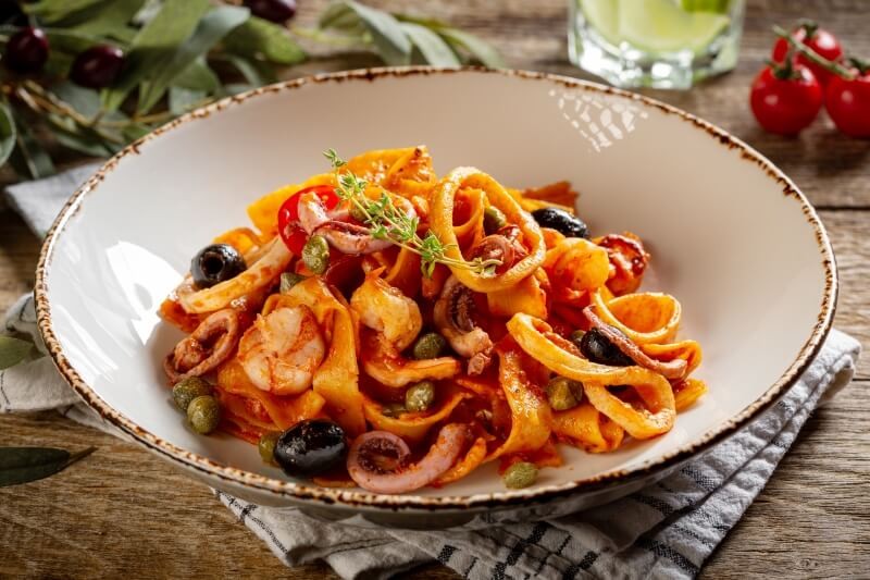 Паста (на выбор) с креветками и кальмарами