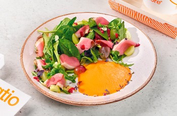 Салат с уткой, виноградом и манговым соусом
