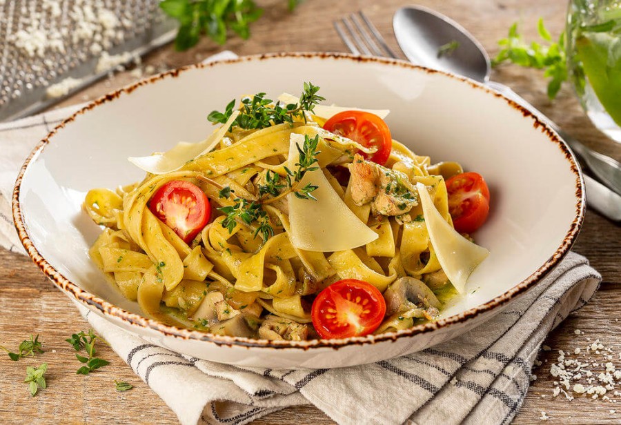Феттучини с цыплёнком и песто
