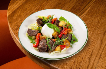 Тёплый салат с мраморной говядиной