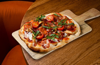 Римская пицца мясная с луком Бальзамик